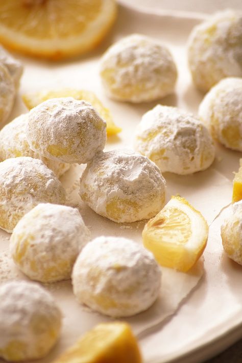 Lemon Snowball Cookies - Blend with Spices Lemon Snowball Cookies, Cookie Base Recipe, Snowballs Recipe, Chocolate Cherry Cookies, Coconut Cream Cake, Snowball Cookie Recipe, Russian Tea Cake, Best Holiday Cookies, Mexican Wedding Cookies