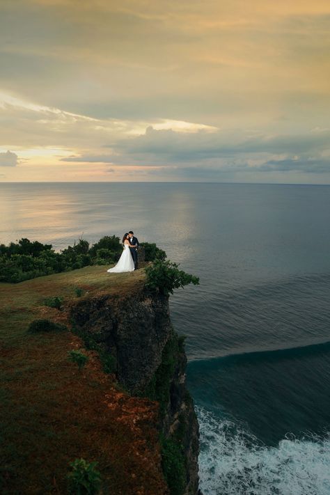 Sunset Shoot, Cliff Wedding, Shooting Couple, Outdoor Wedding Photography, Wedding Photo Ideas, Wedding Photography Packages, Wedding Photography Tips, Photographs Ideas, Bali Wedding