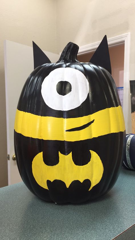 Batman Pumpkin Painting Ideas, Batman Painted Pumpkin, Pumpkin Painting Ideas Batman, Superhero Pumpkin Painting, Painted Pumpkins Simple, Batman Pumpkin Painting, Minion Pumpkin Painting, Batman Pumpkin Carving, Batman Pumpkin