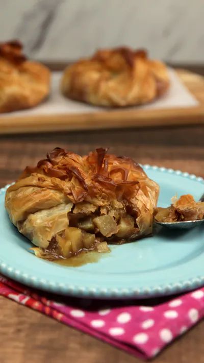 Apple Blossom ~ Recipe | Tastemade Apple Blossom Recipe, Baking Apples, Healthy Apple Desserts, Yummy Pies, Ugly Food, Apple Desserts Easy, Apple Blossoms, Dutch Oven Recipes, Apple Pies