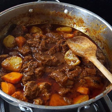 Russian Beef Stew, Mechado Recipe, Caldereta Recipe, Beef Mechado, Tasty Beef Stew, Grandma Cooking, Confort Food, Marinated Beef, How To Cook Beef