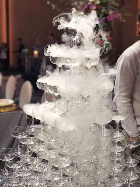 Wedding Dry Ice, Dry Ice Centerpieces, Dry Ice Wedding, Luxe Romance, Dry Ice Cocktails, Dry Ice Drinks, Champagne Tower Wedding, Champagne Fountain, Ice Party