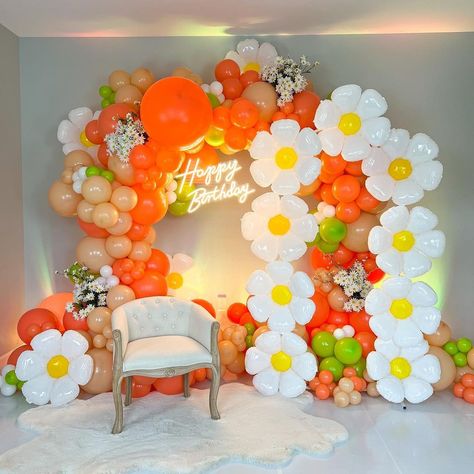 Ballon Ideas, Daisy Theme, Baby Birthday Decorations, Balloon Garland Diy, Birthday Party Photography, Garland Backdrops, Garland Diy, Diy Birthday Decorations, Flower Party