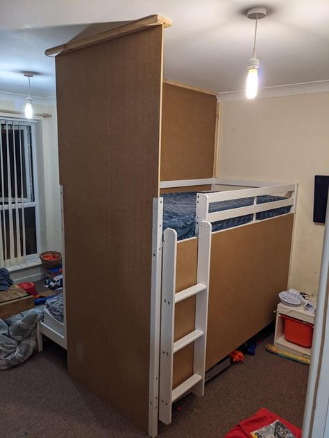 Savvy dad shows clever bunk-bed hack which means his sons both get privacy while sharing a bedroom Bunk Bed In Middle Of Room, Split Room Bunkbed, Bunkbed Room Divider Ideas, Split Room Bunk Bed, Bunk Bed Divider, Bunkbed Room Divider, Bedroom Split In Half Ideas, Shared Tiny Bedroom, Split Kids Bedroom Ideas