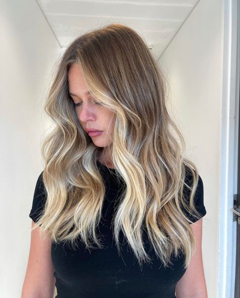 Light Brown Roots With Blonde Highlights, Brown Root Balayage, Blonde With A Dark Root, Blonde Ends Balayage, Faceframe Haircolor, Dark Root Bright Blonde, Dark Root Highlights, Beachy Dimensional Blonde, Lived In Blonde On Dark Hair