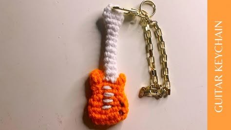 Crochet Microphone Pattern Free, Crochet Guitar Keychain, Crochet Guitar Pattern Free, Crochet Gift Men, Quick Crochet Gifts For Men, Crochet Things For Men, Crochet Keychain For Men, Crochet For Men Gift Ideas, Guitar Crochet