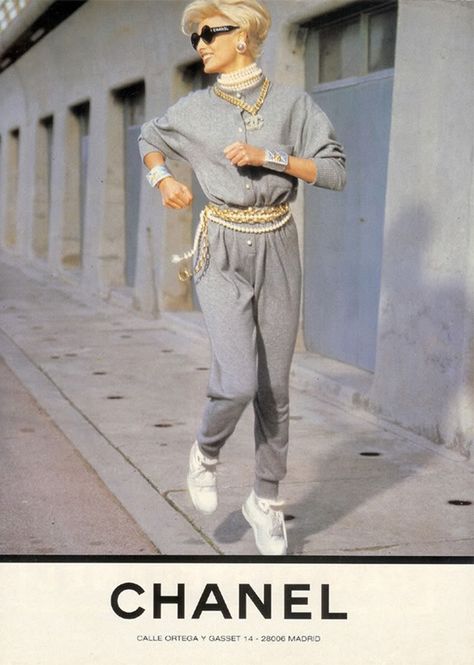 Throwback to Linda Evangelista jogging in a Chanel tracksuit Chanel Ad Campaign, Broche Chanel, Chanel Ad, 90s Chanel, Fashion 60s, Pin Up Vintage, Football Casuals, Chanel Outfit, New Retro Wave