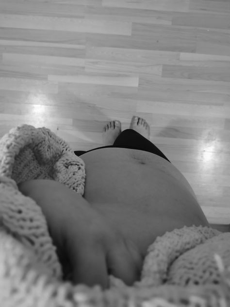 Pregnant Snapchat, 4 Weeks Pregnant Belly, 22 Weeks Pregnant Belly, 4 Weeks Pregnant, Pregnancy Weeks, Couple With Baby, Bump Pictures, Pregnancy Belly Photos, Cute Pregnancy Pictures