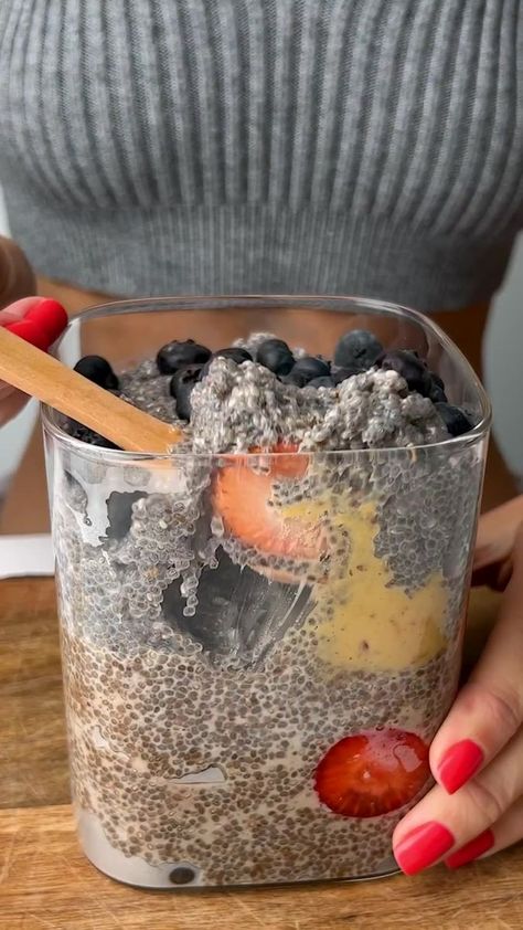 Gut Friendly Cocoa Chia Pudding 🍓🫐 Super easy and delicious breakfast. All you need: - 1 cup chia seeds - 1 cup nut milk of your choice - 1 tbsp cocoa powder - 1 tsp cinnamon - 1 tsp pure honey - Almond butter - Strawberries - Blueberries *Pop it in the fridge for 3 hours, or overnight. Save this for later 😋 #strawberry #blueberry #strawberries #blueberries #breakfastideas #raspberries #refreshingdrink #healthysmoothies #smoothie #healthydrink | smoothieweightloss.guide | smoothieweightl Cocoa Chia Pudding, Chia Benefits, Chia Seeds Benefits, Diet Desserts, Honey Almonds, Low Calorie Desserts, Pure Honey, Nutrition And Dietetics, Quick Healthy Meals