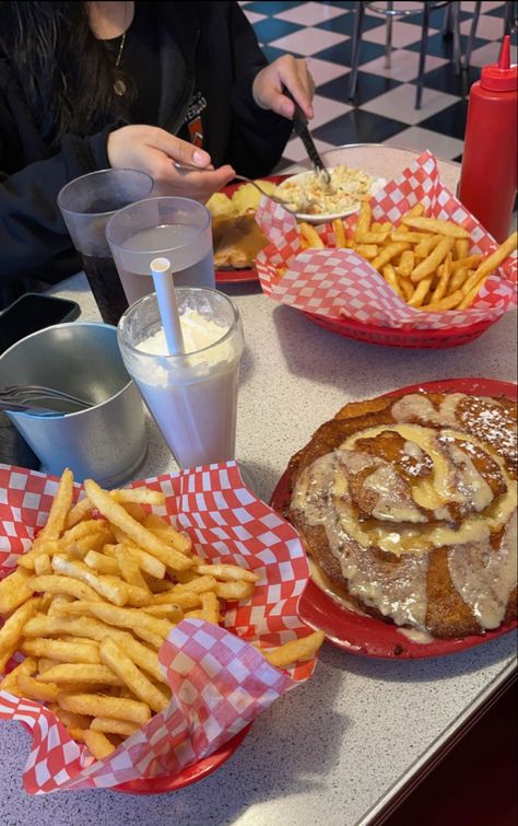 mel’s diner food fries milkshake Mel’s Diner, Mels Diner, Food Fries, Diner Food, Diner Table, Diner Recipes, Random Pics, Cali, Diner