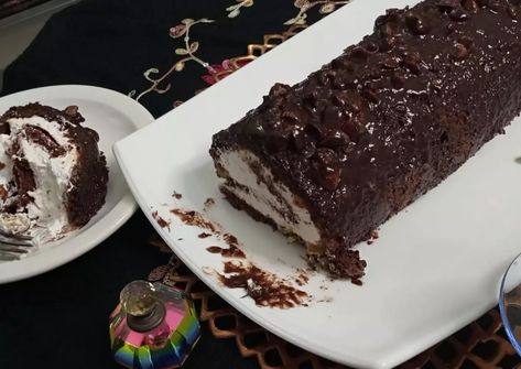 Snickers Roll Cake, Chocolate Roll Cake Recipe, Christmas Cake Roll, Roll Cake Recipe, Snickers Chocolate, Chocolate Roll Cake, Chocolate Roll, Oven Dishes, Roll Cake