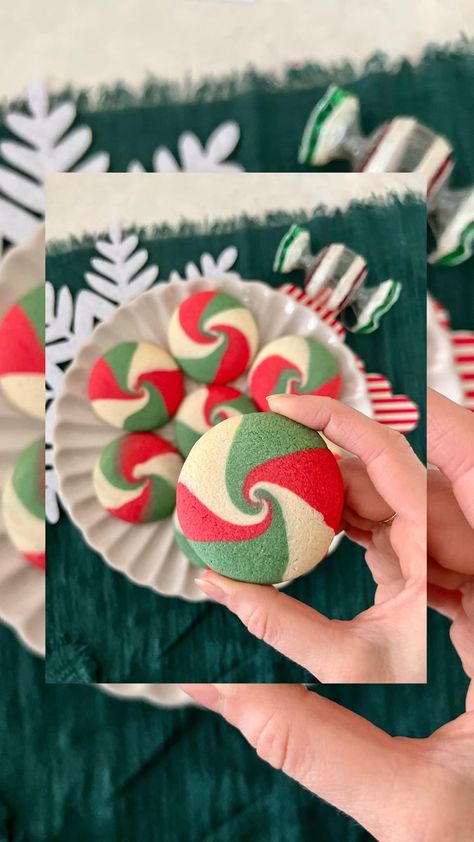 Christmas Swirl Cookies, Somewhere In My Memory, Swirl Cookies, Cupcakes Decorating, Buttery Sugar Cookies, Delicious Christmas Cookies, Almond Extract, White Food, My Memory