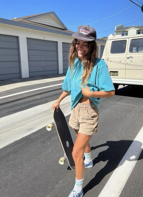 Surf Clothing Aesthetic, Surf Skate Aesthetic, Surfer Girl Aesthetic Outfit, La Style Outfits, Skater Girl Outfits Summer, Surfer Outfits, Surf Skate Style, Skatergirl Style, Surfer Fashion