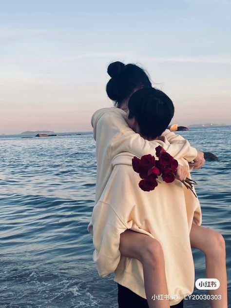 Korean Couple Hugging Pictures, Sweet Korean Couple Pictures, Fotbar Ullzang Couples Kiss, Ulzzang Couple Hugging Aesthetic, Ullzang Couples Hug Aesthetic, Girl Couple, Ulzzang Couple, Korean Couple, Visit California