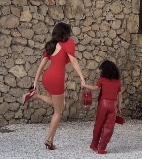 Kylie Jenner Jacquemus, Kylie Jenner Mom, Kylie Jenner Stormi, Kylie Jenner And Stormi, Kylie And Stormi, Jacquemus Fashion Show, Me As A Mom, Jacquemus Fashion, Kylie Jenner News