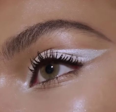 Easy Angel Makeup, Winged Liner Makeup, White Eyeliner Makeup, Dramatic Wedding Makeup, Easy Winged Eyeliner, Eyeshadow For Green Eyes, Angel Makeup, Winged Eyeliner Tutorial, Dramatic Eye Makeup