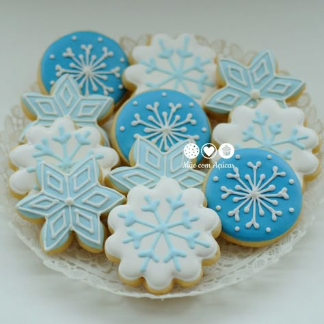 Snowflake Dessert Ideas, Frozen Birthday Cookies Decorated, Elsa Cookies Frozen, Frozen Biscuits Ideas, Christmas Cookie Decorating Party Ideas, Christmas Theme Cookies, Winter Themed Cookies, Frozen 2 Cookies, Frozen Cookies Decorated