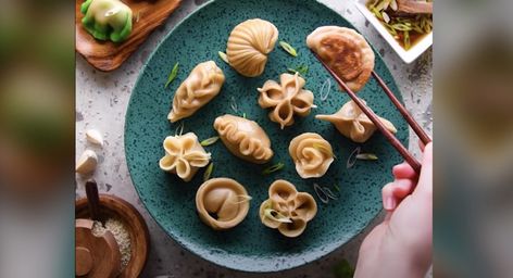 This Dumpling Folding Tutorial Is The Most Visually Satisfying Thing You'll See All Day - Snackist Dumpling Folding, Playdough Creations, Big Donuts, Dumpling Dough, Sparkling Cocktail, Dumpling Wrappers, Chinese Dumplings, Slice Of Lime, Cocktail Serving