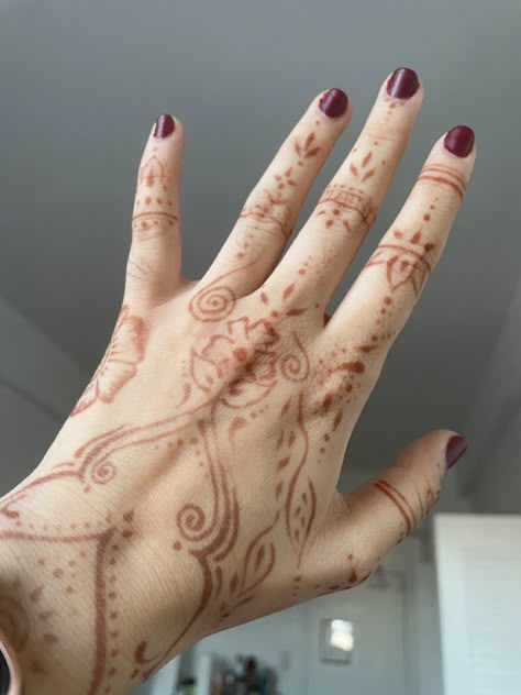 Henna Designs Brown Skin, Goth Henna, Henna Tattoo Aesthetic, Hand Tattoos Henna, Face Henna, Henna Fingers, Cool Henna, Henna Doodle, Cute Henna Designs