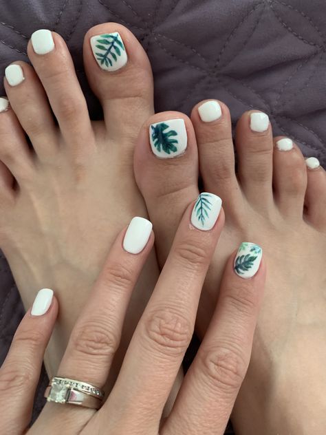 Tropical Vacation Nails 2023, Safari Theme Nail Ideas, Tropical Vacation Pedicure Ideas, Havana Nights Nails, Tropical Vacation Nails Simple Square, Tropical Wedding Nails For Bride, Tropical Theme Nails, Green Palm Tree Nails, Nails Tropical Vacation