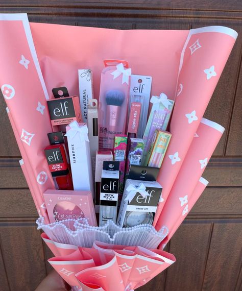 Make Up Bouquet Gift Ideas, Makeup Gift Box Ideas, Makeup Bouquet Gift, Makeup Gifts Basket, Cake Gift Basket, Makeup Bouquet, Makeup Gift Box, Christmas Presents For Friends, Bday Wishlist