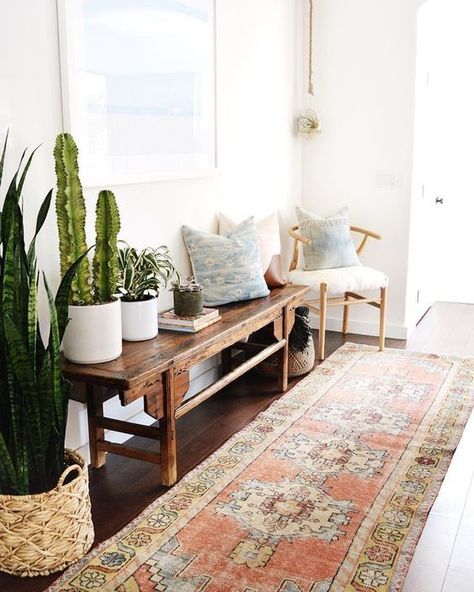 Fancy a vintage rug? Farmhouse Bench Decor, Bench Decor Ideas, Boho Chic Entryway, Southwest Modern, Minimalist Dekor, Luxury Boho, Entry Ideas, Bohemian Farmhouse, Farmhouse Bench