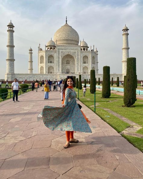 Taj Mahal Outfit Ideas Women, Taj Mahal Outfit, Taj Mahal Outfit Ideas, Suit Pose, Saree Pic, Frock Designs, Long Frock Designs, Ethnic Suit, New Kurti Designs