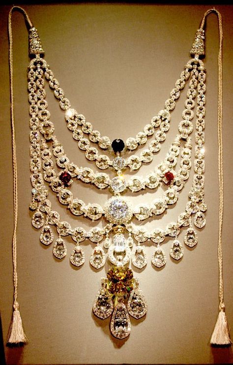 The Patalia Necklace by Cartier, the most extravagant necklace ever Most Expensive Jewelry, Expensive Necklaces, Expensive Diamond, The Necklace, Royal Jewels, Expensive Jewelry, Royal Jewelry, Crown Jewels, Deco Jewelry