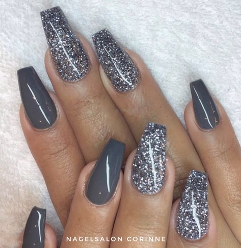 Black And Grey Glitter Nails, Nails For Grey Outfit, Grey Sparkle Nails Silver Glitter, Grey Nails With Sparkle, Gray And Silver Nail Designs, Dark Grey Nails With Glitter, Nails For Cocktail Party, Grey Sparkle Nail Designs, Dark Sparkle Nails