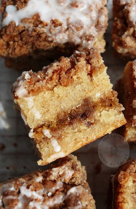 Close up of vegan coffee cake Vegan Coffee Cake Loaf, Vegan Cinnamon Coffee Cake, Vegan Coffee Cake Muffins, Christmas Coffee Cake, Vegan Coffee Cake, Cinnamon Swirl Coffee Cake, Coffee Cake Loaf, Coffee Cake Cookies, Vegan Latte