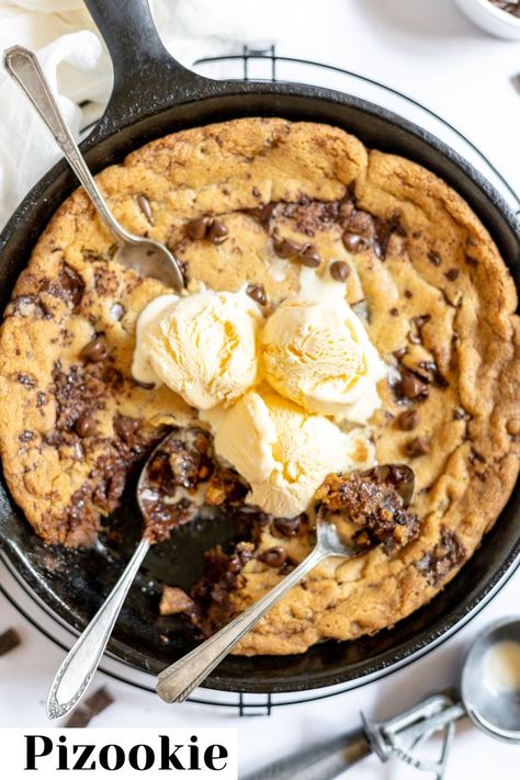 It’s a pizza pie, it’s a cookie, it’s a Pizookie! YES to all of that!! It’s that giant ooey gooey chocolate chip cookie that everyone loves to love! And you can make it at home. Just imagine a big soft homemade chocolate chip cookie but make that a double chocolate chip cookie baked up in a cast-iron skillet. But ONLY baked just until set. Serve it up hot and fresh with some ice cream and you’ve got an easy and delectable Pizookie dessert no one will ever turn down! Cookie Recipes Gooey, Chocolate Chip Pizza, Chocolate Chip Cookie Pizza, Pizookie Recipe, Big Chocolate Chip Cookies, Double Chocolate Chip Cookie, Chocolate Chip Pie, Soft Cookie Recipe, Gooey Chocolate Chip Cookies