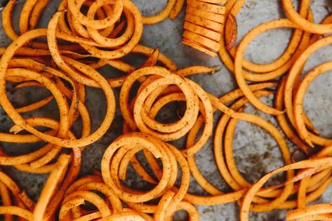 Spiralized Sweet Potato Fries, Spiralizer Recipes Healthy, Slow Cooker Applesauce, Potatoe Recipes, Spiralized Sweet Potato, Zucchini Bites, Stuffed Peppers Turkey, Potatoes In Oven, Thanksgiving Food Sides