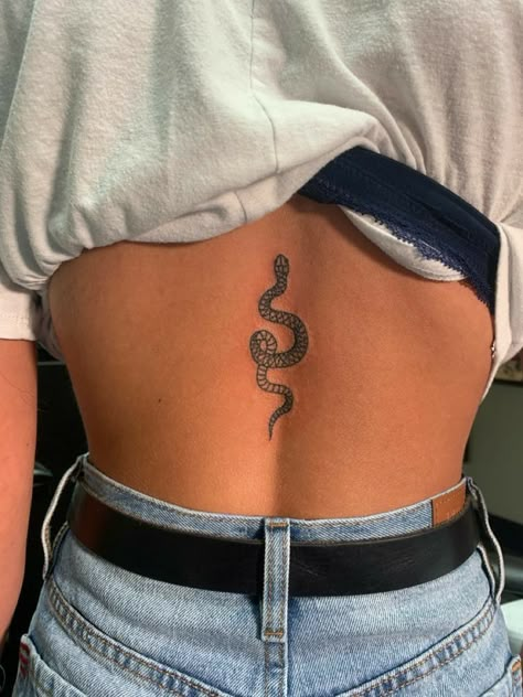 Spine Tattoos For Women, Stylist Tattoos, Cute Tattoos For Women, Classy Tattoos, Discreet Tattoos, Dainty Tattoos, Spine Tattoos, Aesthetic Tattoo, Snake Tattoo