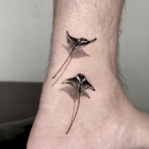 Manta Ray Tattoo Men, Seoul Tattoo, Stingray Tattoos, The World Tattoo, Hai Tattoo, Tatoo 3d, Stingray Tattoo, Ray Tattoo, Hawaii Tattoos