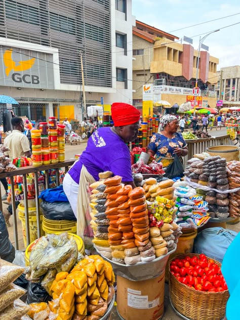 A trader on the streets of Makola market, Accra #market #Makolamarket #ghana #accra Market Photography Street, Nigerian Market Scene, Ghana Street Food, Ghana Village, Ghana Market, Aesthetic Cities, West African Culture, Ghana Culture, Ghana Art