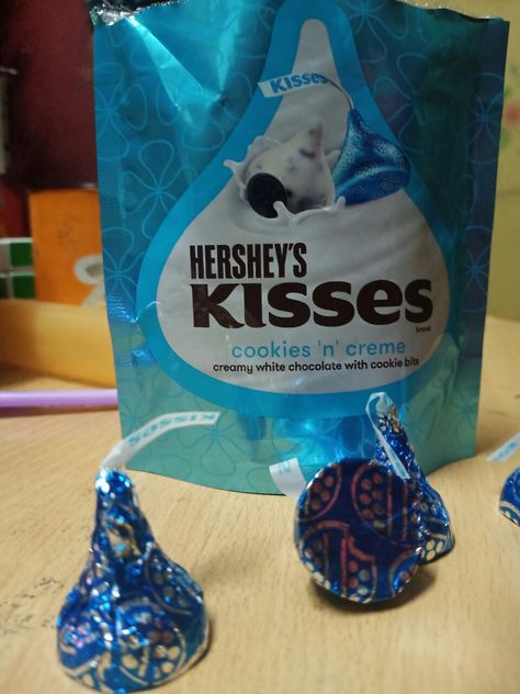 Kisses Chocolate Snap Ideas, Chocolate Snap, Hersheys Kisses, Chocolate Tumblr, Blurred Aesthetic, Hershey Kisses Chocolate, Girl Mirror, Streak Ideas, Mirror Shot