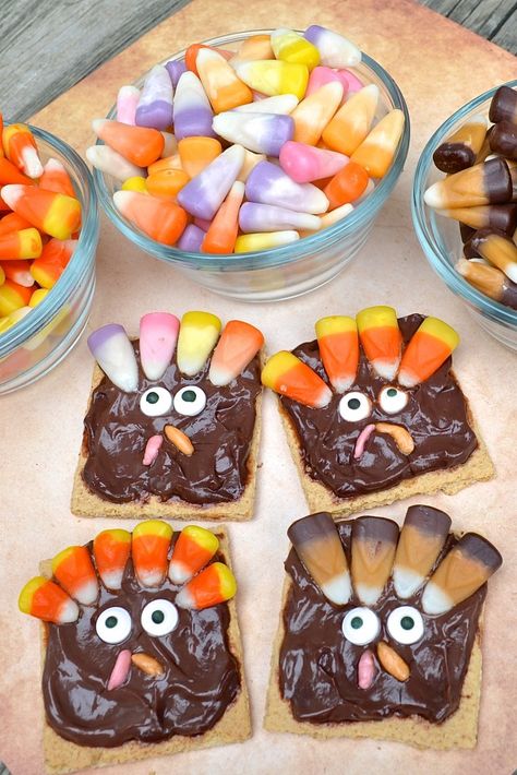 ADORABLE Thanksgiving Turkey Classroom treats for preschool & kid's school parties! Corn Thanksgiving, Preschool Cooking, Thanksgiving Snacks, Biscuits Graham, Thanksgiving Crafts Preschool, Preschool Thanksgiving, Thanksgiving Classroom, Thanksgiving Preschool, Preschool Snacks