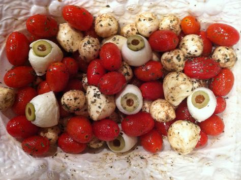 My Halloween Eyeball Salad: tomatoes, mozzarella with green olives inserted, balsamic vinegar, cilantro and olive oil. Salad Halloween, Halloween Olive Eyeballs, Eyeball Salad, Olive Eyeballs, Spooky Salad Ideas, Halloween Caprese Salad, Halloween Salads Spooky, Halloween Salads, Halloween Salad