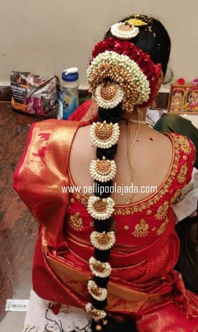 Bridal Jadai Veni, Flower Veni For Hair Indian, Jada Veni Designs, Mogina Jade Designs For Bride, Muhurtha Hairstyle, Moggina Jade Brides, Bridal Hair Decorations Flower, Poola Jada Brides Fresh Flowers, Pula Jada Indian Weddings