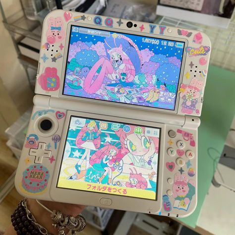 #nintendo #3ds #sticker #deco #electronic #ideas #inspo #aesthetic #cute #pink Sticker Deco, 3d Pokemon, Nintendo 3ds Xl, Retro Gadgets, Nintendo Switch Accessories, Ds Games, Cute Games, Aesthetic Cute, Cute Style