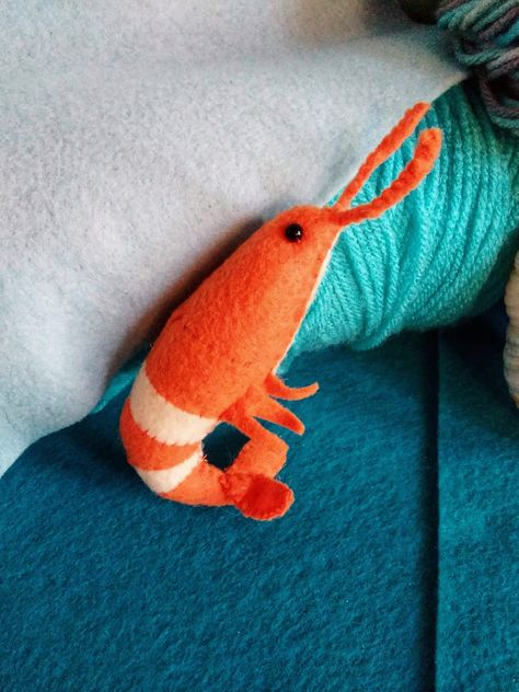 felt prawn, shrimp stuffie, sea creature plushie, handmade felt seafood Art Sewing, Plushie Handmade, Cute Plushies Stuffed Animals, Plushies Handmade, Shrimp Sewing Pattern, Felt Stuffies, Sewing Animals, Felt Creatures, Cute Felt Plushies