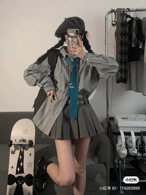 Beret Hat Outfit Korean, Blue Combo Outfit, Striped Shirt Outfit Aesthetic, Outfits With Berets, Beret Outfit Street Style, Outfit With Beret, Beret Hat Outfit, Outfit Inspo Korean, Beret Outfits