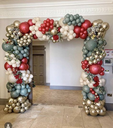 Christmas Grotto Ideas, Christmas Entrance, Holiday Balloons, Christmas Balloon Decorations, Balloon Tower, Entrance Decoration, Balloon Garland Diy, House Of Balloons, Holiday Christmas Party