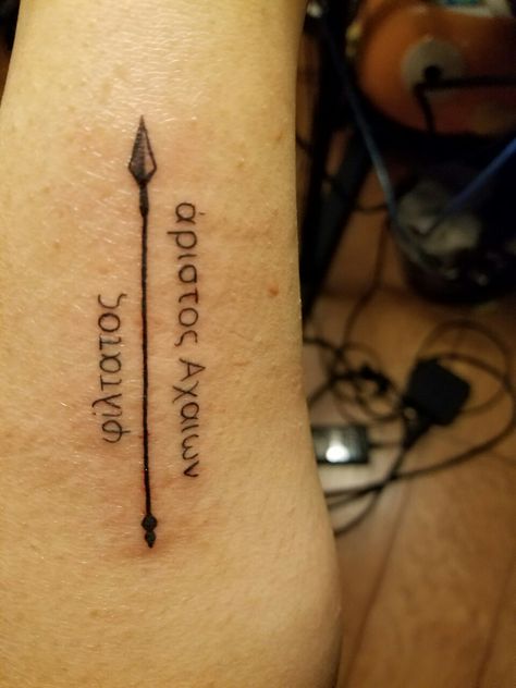 philtatos // aristos achaion Aristos Achaion Philtatos, Aristos Achaion Tattoo, Achilles Patroclus Tattoo, Philtatos Tattoo, Patrochilles Tattoo, Achilles And Patroclus Tattoo, Tatuagem Percy Jackson, Song Of Achilles Tattoo, Achilles Tattoo