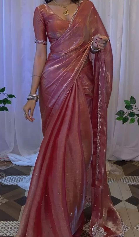 Dusky Pink Saree, Peach Saree Blouse Combination, Blouse Designs On Saree, Freshers Saree Look, Saree Blouse Styles Back, Hot Sarees Romantic, Flowy Saree, Pink Tissue Saree, Chiffon Saree Blouse