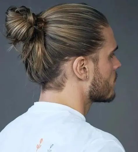 Undercut Men Long Hair, Men Bun Hairstyles, Men's Long Hairstyles Straight, Mens Long Hair Undercut, Mens Long Hair, Man Bun Styles, Waves Hairstyle Men, Round Face Men, Man Bun Hairstyles