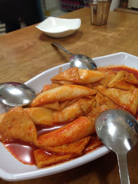 Tteokbokki is a famous Korea Street food. The dish includes the long thick rice cakes with some Eokmuk ( the Korea fish cakes) and the sweet chilli sauce. Korea Street Food, Korea Street, Fish Cakes, Sweet Chilli Sauce, Sweet Chilli, Fish Cake, Chilli Sauce, Rice Cakes, The Sweet