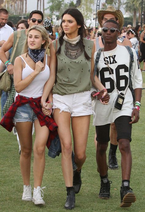 Celebrities At Coachella Celebrities Coachella, Kendall Ve Kylie, Coachella 2014, Jenner Girls, Kendall Jenner Photos, Coachella Music Festival, Look Festival, Kendall Style, Coachella Fashion