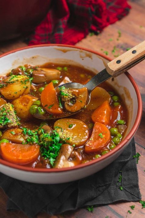 Hearty Mushroom Stew with Potatoes and Carrots - Two Market Girls Vegan Stew Recipes, Veg Stew, Stew With Potatoes, Potatoes Mushrooms, Vegetarian Stew, Hearty Soup Recipes, Mushroom Stew, Potatoes And Carrots, Veg Soup