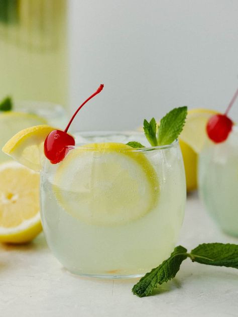 Copycat Disneyland Mint Julep (Non-Alcoholic) Pineapple Lemonade Recipe, Limeade Drinks, Best Disneyland Food, Mint Julep Bar, Julep Recipe, Mint Julep Recipe, Frosted Lemonade, Pineapple Lemonade, Chocolate Melting Wafers